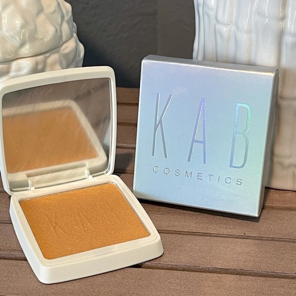 KAB Cosmetics Pressed Glow Powder *Gold Digger* - Picture 3 of 12